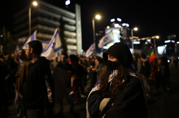 „Ca hoţii noaptea”. Israelul a adoptat o lege care face mai dificilă demiterea lui Netanyahu